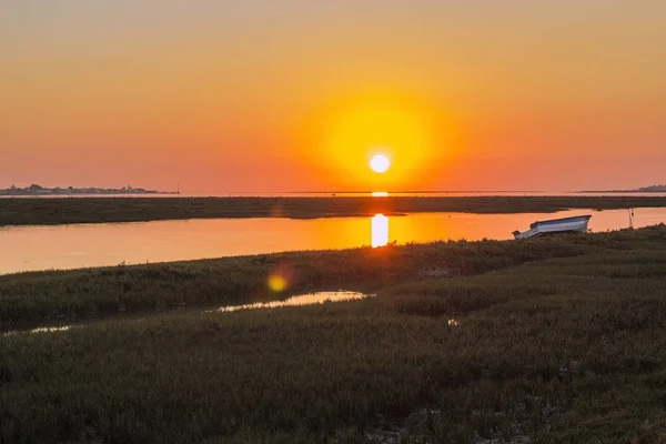 Paisaje marino al atardecer del Algarve en la reserva de humedales de Ria Formosa, sur de Portugal —  Fotos de Stock