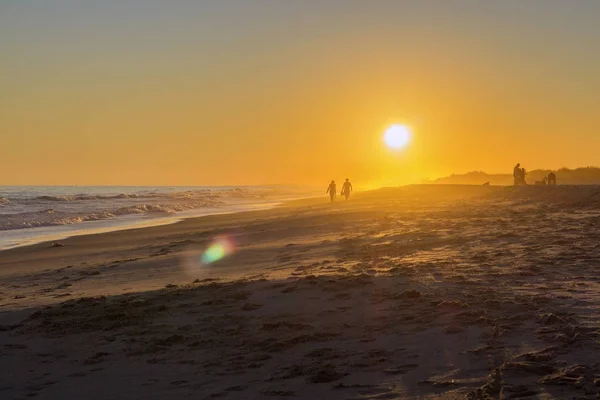 Pôr-do-sol da famosa praia de Montegordo, Algarve . — Fotografia de Stock