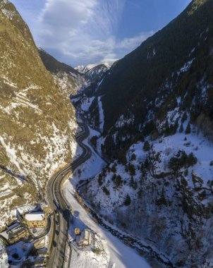 Hava panoramik Sant Joan de Caselles Church üzerinde 11-12. yüzyılda Canillo köy yerleşik,