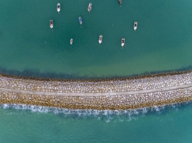 Yukarıdan aşağıya balıkçılık liman liman Albufeira için giriş görünümünü. Algarve hedef. 