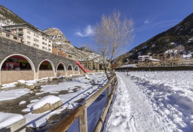 Valira iz througt Canillo Köyü hiking nehir. Andorra.