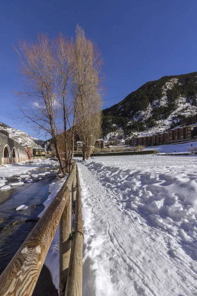 Valira rivier hiking trail througt Canillo dorp Andorra. — Stockfoto