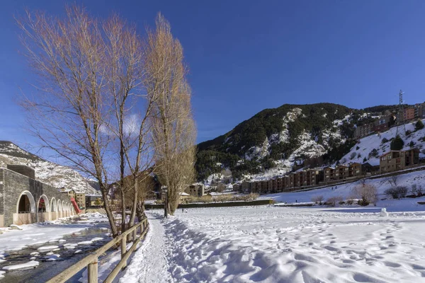 Valira rivier hiking trail througt Canillo dorp. Andorra. — Stockfoto