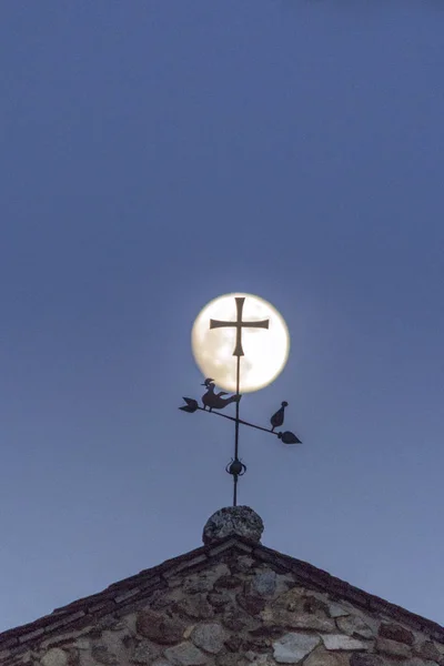 Lua cheia retroiluminada, sobre a Igreja de Sant Joan de Caselles construída no século 11-12, na aldeia de Canillo . — Fotografia de Stock