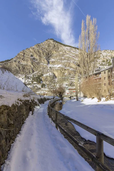 Winter landschap van de Pyreneeën in de buurt van dorp van Canillo, wandelen en fietsen trail. — Stockfoto