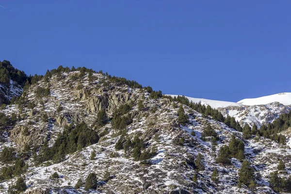 Winter Pyrenäen Landschaft in der Nähe des Dorfes Canillo. andorra. — Stockfoto
