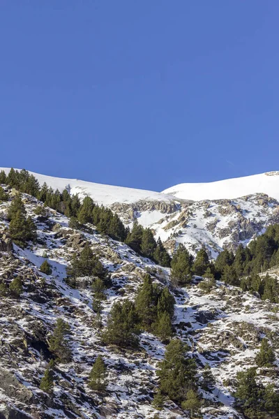 Winter landschap van de Pyreneeën in de buurt van dorp van Canillo. Andorra. — Stockfoto
