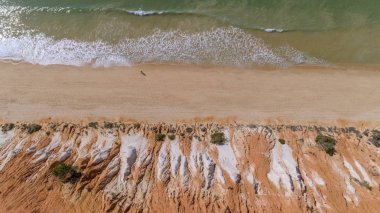 Hava kayalar ve kayalıklarla deniz manzarası shore görünümünü ünlü Falesia olmak