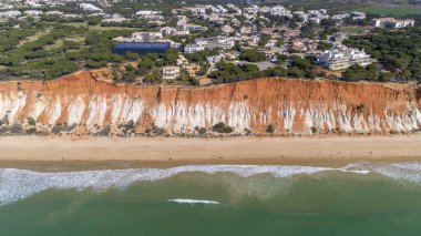 Ünlü Falesia Beach, Algarve havadan kayalar ve kayalıklarla deniz manzarası shore görünümü,