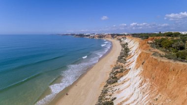 Ünlü Falesia Beach, Algarve havadan kayalar ve kayalıklarla deniz manzarası shore görünümü