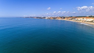 Ünlü Falesia Beach, Algarve havadan kayalar ve kayalıklarla deniz manzarası shore görünümü