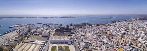 Vista aérea diurna do centro de Olhao e da Marina, à beira-mar do parque natural da Ria Formosa. Algarve. Portugal . — Fotografia de Stock