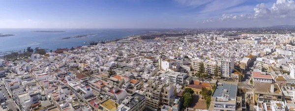 Vue aérienne de jour du centre-ville d'Olhao, front de mer jusqu'au parc naturel de Ria Formosa. Algarve. Portugal . — Photo