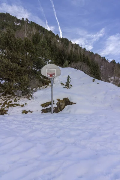 Winter landschap van de Pyreneeën in de buurt van trekking parcours, dorp van Canillo — Stockfoto