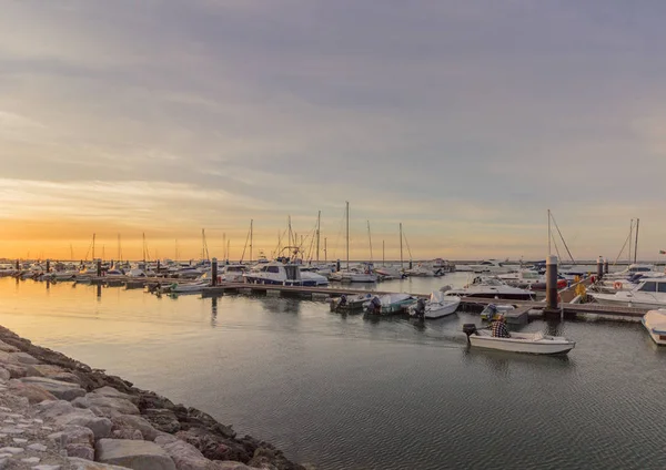 Olhao Marina, waterfront Ria Formosa doğal park için Sunrise deniz manzarası görünümü. Algarve. — Stok fotoğraf