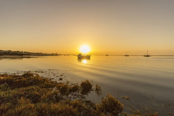 Nascer do sol paisagem marítima aérea, do parque natural da Ria Formosa zonas húmidas, filmado na praia de Cavacos. Algarve . — Fotografia de Stock