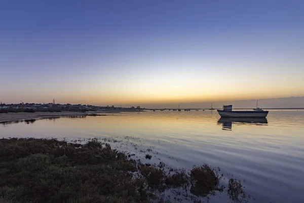 Paisaje marino del amanecer del parque natural de los humedales Ria Formosa, rodado en la playa de Cavacos. Algarve . — Foto de Stock