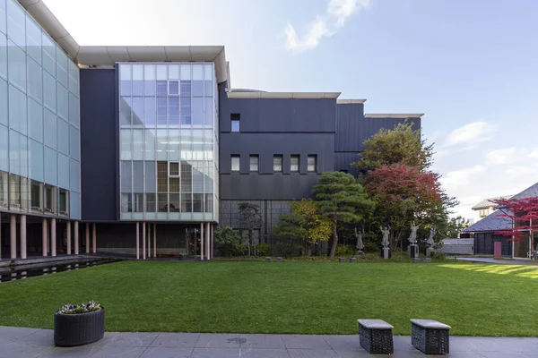 Matsumoto, Japan - 09 november 2019: Matsumoto City Museum of Art gebouwd in 2002. Meest populaire attractie is hun permanente Yayoi Kusama werken — Stockfoto