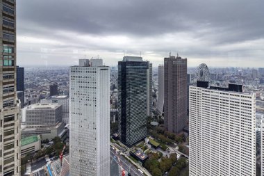 Tokyo Metropolitan Hükümet Binası, Japonya 'nın Nishi-Shinjuku bölgesindeki gökdelendeki mimari şehir manzarası.