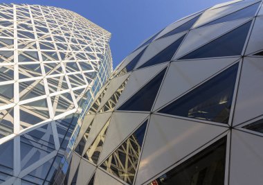 Tokyo, Japonya 'nın Nishi-Shinjuku bölgesindeki gökdelendeki modern mimari şehir..