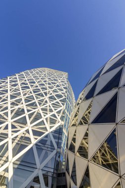 Tokyo, Japonya 'nın Nishi-Shinjuku bölgesindeki gökdelendeki modern mimari şehir..