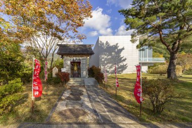 Kaguchiko, Japonya - 05 Kasım 2019: Lawn Square Park 'ta Sanat Müzesi, Japonya' nın Fuji Dağı 'nın ünlü bir manzarası..