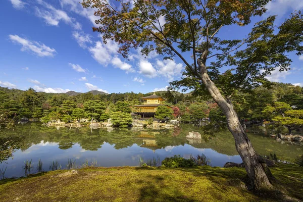 Kinkaku-ji, Templo del Pabellón de Oro, un templo budista zen, uno de los edificios más populares de Japón ubicado en Kyoto . —  Fotos de Stock