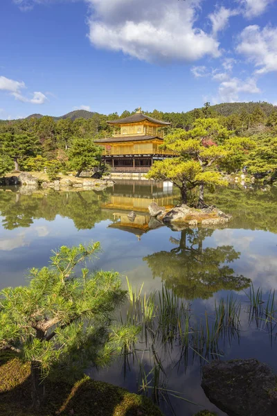 Kinkaku-ji, Temple of the Golden Pavilion, a Zen Buddhist temple, one of the most popular buildings in Japan located in Kyoto. — Stock Photo, Image