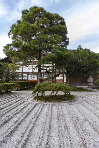 Ναός Ginkakuji του Silver Pavilion, ιαπωνική ξηρή άμμος και χαλίκι zen κήπο κατά τη διάρκεια της φθινοπωρινής περιόδου στο Κιότο, Ιαπωνία. — Φωτογραφία Αρχείου