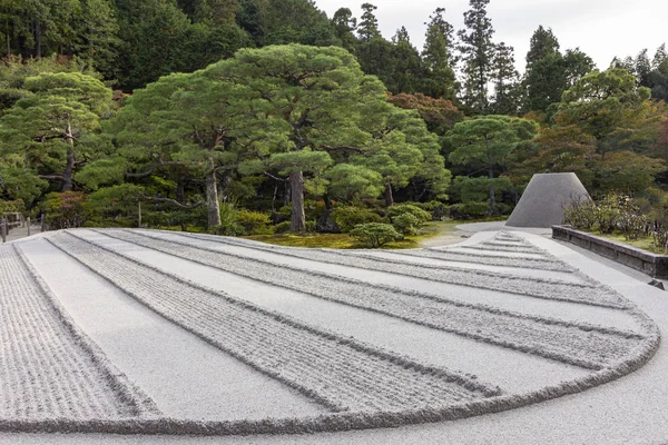 Templo Ginkakuji del Pabellón de Plata, arena seca japonesa y jardín zen de grava durante la temporada de otoño en Kyoto, Japón . —  Fotos de Stock