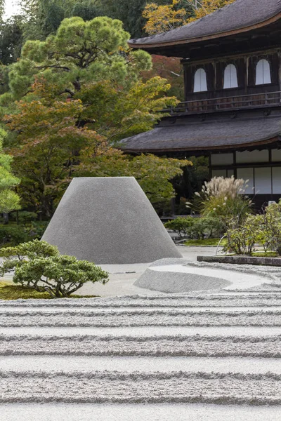 Ginkakuji temple of the Silver Pavilion, Japanese dry sand and gravel zen garden during autumn season in Kyoto, Japan. — Stock Photo, Image