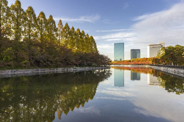 Oblaka a panorama městského města odraz v Ósackém zámeckém parku, Japonsko. — Stock fotografie