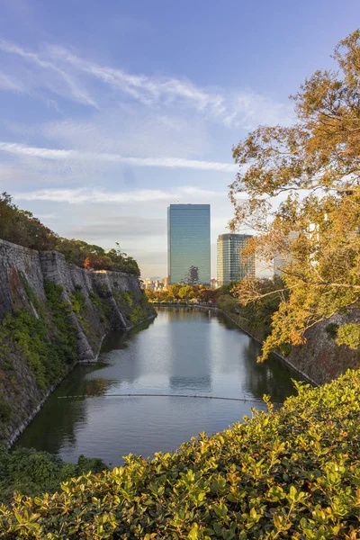 Reflexão urbana da paisagem nublada e do horizonte no Osaka Castle Park, Japão . — Fotografia de Stock