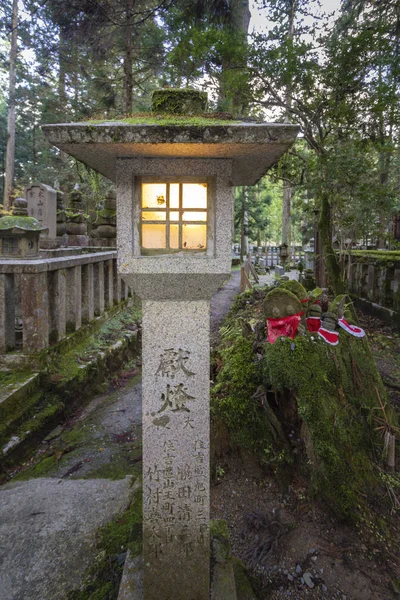 Okunoin friedhof, eine der heiligsten stätten Japans. koyasan, japan. — Stockfoto