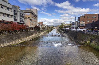 Takayama 'daki Miyagawa Nehri, Gifu Bölgesi' nin kuzey dağlık Hida bölgesinde Japon Alpleri 'nin merkezinde yer alan bir şehir.. 