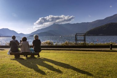 Kawaguchi Gölü Çim Meydanı Parkı, Fuji Dağı manzarası, Japonya.