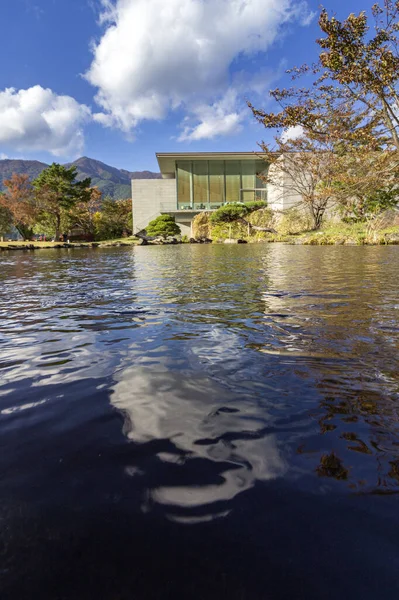 KAWAGUCHIKO, JAPÓN - 05 DE NOVIEMBRE DE 2019: Museo de Arte, en Lawn Square Park, un famoso turismo del monte Fuji, Japón . —  Fotos de Stock