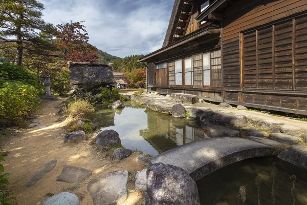 Shirakawa 'daki Ogimachi' nin Tarihi Köyü, Unesco Dünya Mirasları Bölgesi, küçük ve geleneksel bir köy, gthe-zukuri olarak bilinen bir yapı tarzını sergiliyor. Japonya Telifsiz Stok Fotoğraflar