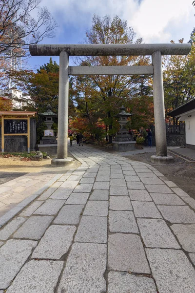 Yohashira-Schrein (bedeutet vier Säulen) im Herbst, ein Wahrzeichen in der Stadt Matsumoto, Japan. wurde während der Meiji-Zeit erbaut und ist vier schintoistischen Gottheiten gewidmet. — Stockfoto