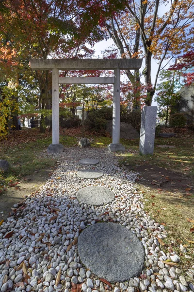 Yohashira helgedom (vilket betyder fyra pelare) under hösten, ett landmärke i Matsumoto stad, Japan. Byggdes under Meiji perioden och är tillägnad fyra Shinto gudomar. — Stockfoto