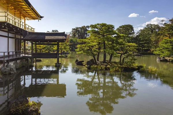 Kinkaku ji, Templo del Pabellón de Oro, un templo budista zen, uno de los edificios más populares de Japón ubicado en Kyoto . —  Fotos de Stock
