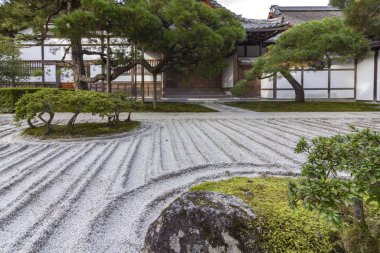 Ginkakuji Tapınağı, Japonya 'nın Kyoto şehrinde sonbahar mevsimi boyunca kuru kum ve çakıl bahçesi..