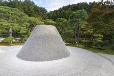 Ginkakuji Tapınağı, Japonya 'nın Kyoto şehrinde sonbahar mevsimi boyunca kuru kum ve çakıl bahçesi..