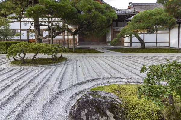 Ginkakuji Tapınağı, Japonya 'nın Kyoto şehrinde sonbahar mevsimi boyunca kuru kum ve çakıl bahçesi.. — Stok fotoğraf