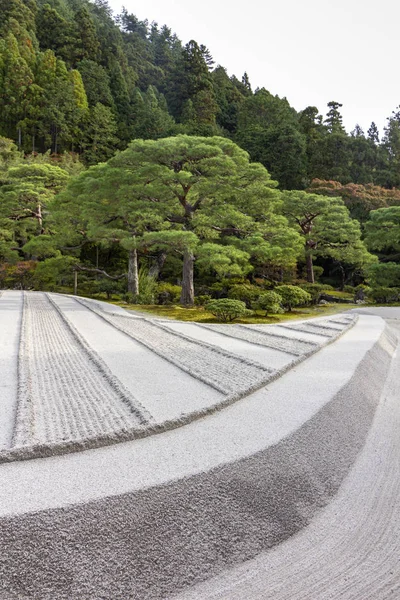 Ginkakuji Tapınağı, Japonya 'nın Kyoto şehrinde sonbahar mevsimi boyunca kuru kum ve çakıl bahçesi..