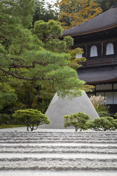 Ginkakuji temple, Japanese dry sand and gravel zen garden during autumn season in Kyoto, Japan. — Stock Photo, Image