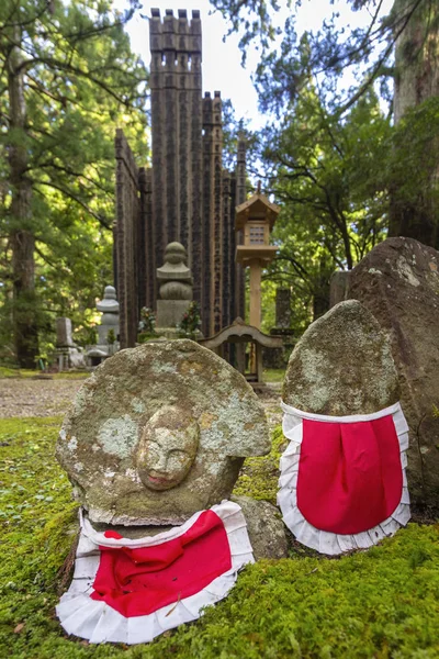 Statua Jizo nell'antico cimitero di Okunoin, Koyasan, Giappone . — Foto Stock