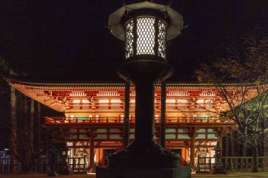 Danjo Garan geceleri Japonya 'nın Koya Dağı' nın göbeğindeki iki kutsal noktadan biridir..