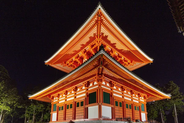 Danjo garan bei Nacht, der Tempel ist einer der beiden heiligen Orte im Kernland des Berges Koya, Japan. — Stockfoto