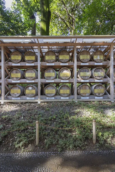 TOKYO, JAPAN - NOVEMBER 04, 2019: Consecrations of Meiji Jingu Shinto shrine, traditional sake wine barrels pattern background in Yoyogi park located at Shibuya, Tokyo. — Stockfoto